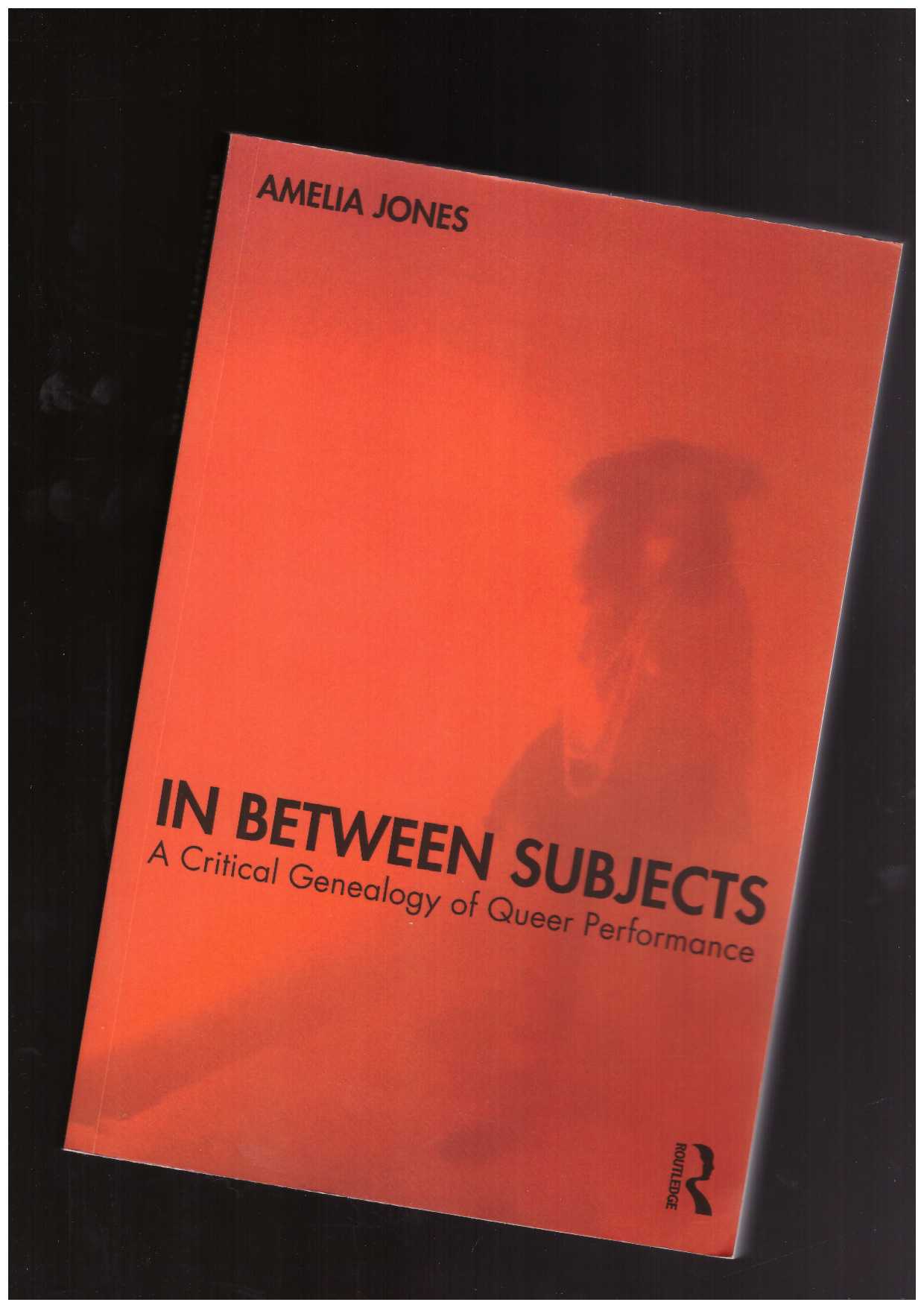 JONES, Amelia - In Between Subjects. A Critical Genealogy of Queer Performance